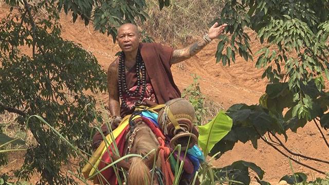 말을 타는 첫 탁발승이 된 ‘왓 탐빠아차텅’ 사찰의 쿠루바 느어차이 주지.