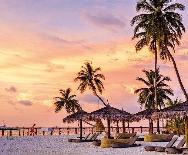 몰디브 할라벨리 리조트의 저녁. 해가 지면 주홍빛 노을이 섬을 뒤덮는다.