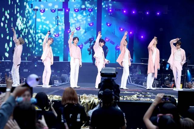 【런던=뉴시스】 방탄소년단이 한국 가수 최초로 공연하는 1일(현지시간) 웸블리 스타디움에서 공연하고 있다. 2019.06.01 ⓒ빅히트엔터테인먼트