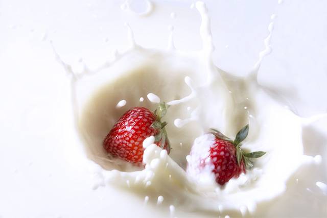 우유와 딸기를 함께 먹으면 서로 부족한 영양소를 보충할 수 있다./사진=클립아트코리아