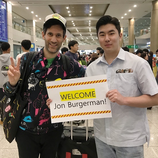 존버거맨이 인천공항 입국장에 도착해 M컨템포러리 송자호 수석큐레이터와 포즈를 취하고 있다.