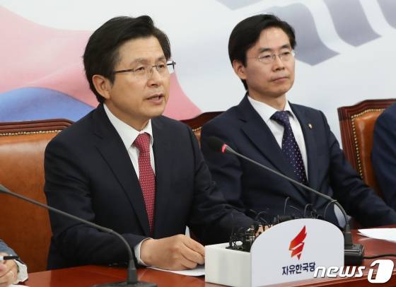 (서울=뉴스1) 허경 기자 = 황교안 자유한국당 대표가 3일 서울 여의도 국회에서 열린 최고위원회의에서 모두발언을 하고 있다. 2019.6.3/뉴스1 <저작권자 © 뉴스1코리아, 무단전재 및 재배포 금지>