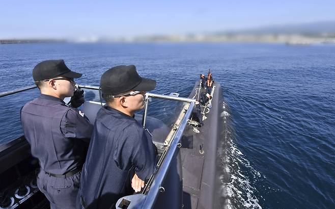 핵잠수함 도입을 원하는 국민들의 열망이 뜨거운 만큼 앞으로 생산적인 논의가 이뤄지길 기대한다. 사진은 주변을 경계하는 209급 잠수함 승조원의 모습. 해군 제공