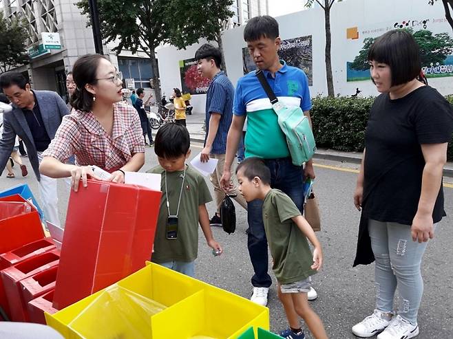 지난해 9월 대구에서 열린 2018 대구시민생명축제에서 홍다경 대표가 시민들에게 올바른 재활용품 분리 방법을 교육했다. (사진=지지배 제공)