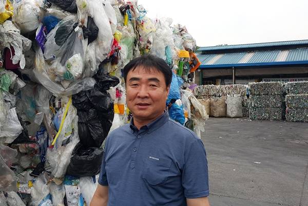 재활용품에서 가장 중요한 게 이물질이다. 이물질이 있는 것은 재활용이 불가능하다. 그래서 수거해온 재활용품 중 40% 정도는 쓰레기로 버릴 수밖에 없다. 사진은 재활용품 업체 김대현 대표.