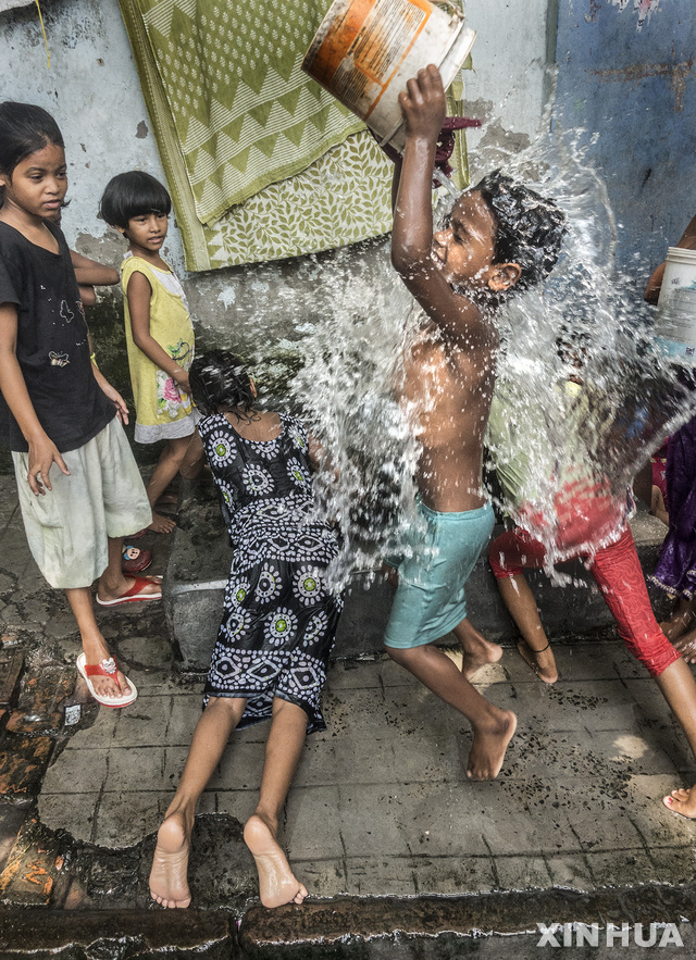5월22일 인도 콜카타에서 어린이들이 더위를 식히고 있다   신화