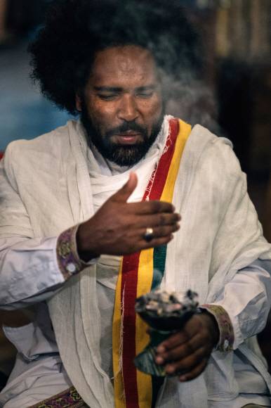 커피를 마시기 전에 송진 연기를 쐰다.손님에게 예의를 표하는 방법이자, 주변 냄새를 없애고 커피 향이 도드라지게 하는 효과가 있다. 커피를 마시기 전에 송진 연기를 쐰다.손님에게 예의를 표하는 방법이자, 주변 냄새를 없애고 커피 향이 도드라지게 하는 효과가 있다.