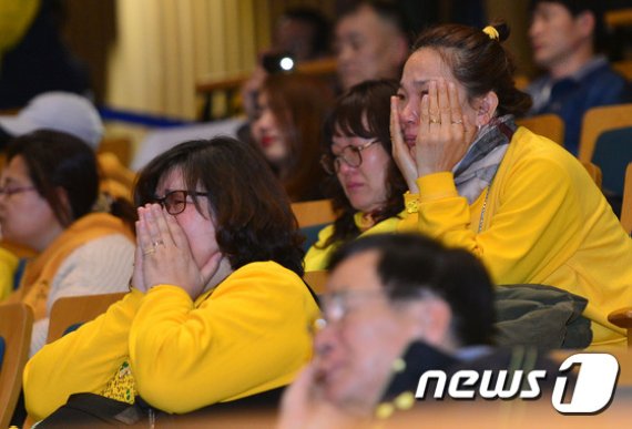 세월호 참사 유가족들이 세월호 희생자 추모 동영상을 보며 눈물을 흘리고 있다. 뉴스1 제공