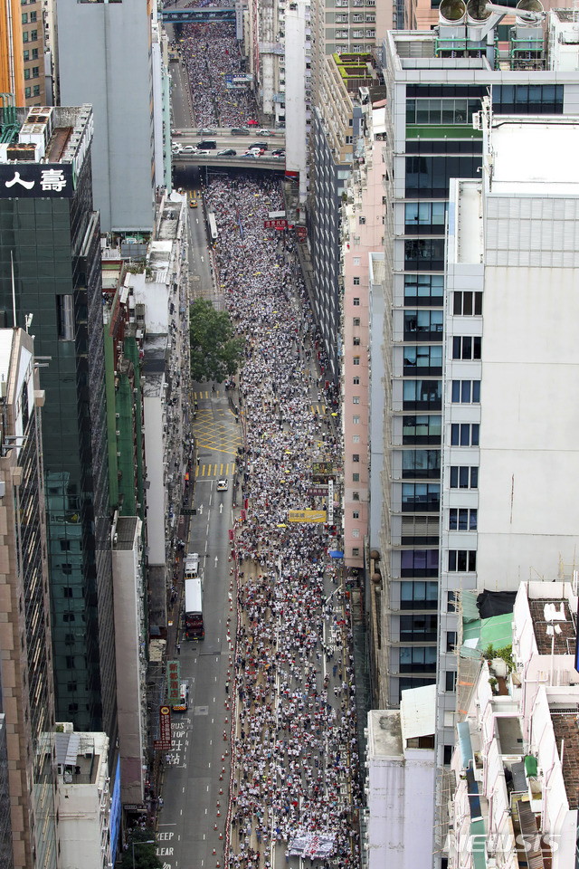 【홍콩=AP/뉴시스】홍콩에서 9일 대규모 '범죄인 인도법' 반대시위가 벌어지고 있다. 시위 참가자들은 범죄인 인도법안이 입법화하면 중국 정부가 반체제 인권운동가들을 본국으로 강제 송환하는데 악용할 것으로 보고 있다. 2019.06.09