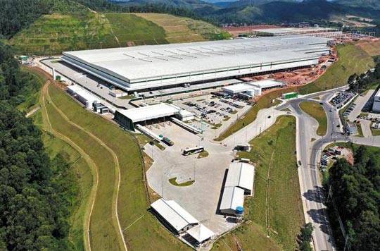 브라질 상파울루주(州) 외곽의 카자마르에 세워진 '메르카도 리브레' 물류센터. 올해 3월 문을 연 이 물류센터의 크기(11만1000㎡)는 축구장 15개를 합친 것만 하다. /jeonline.com.br