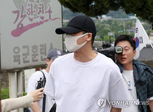 박형식, 논산훈련소 입소 (논산=연합뉴스) 김준범 기자 = 아이돌 출신 배우 박형식이 10일 오후 충남 논산 육군훈련소에 입소하고 있다. 박형식은 훈련소에서 기초 군사훈련을 받은 후 수도방위사령부(수방사) 헌병대에서 군 복무를 한다. 2019.6.10 psykims@yna.co.kr