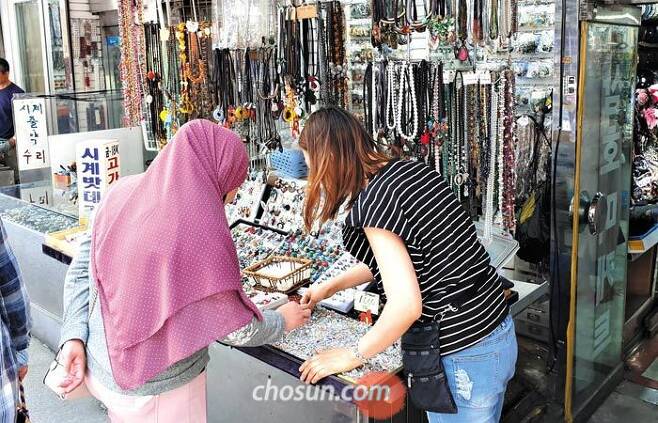 지난 4일 오후 서울 중구 남대문시장 상가에서 무슬림 관광객이 액세서리를 둘러보고 있다. 최근 이곳에는 히잡을 고정하기 위한 브로치를 쇼핑하는 무슬림이 부쩍 늘었다고 한다. /이해인 기자