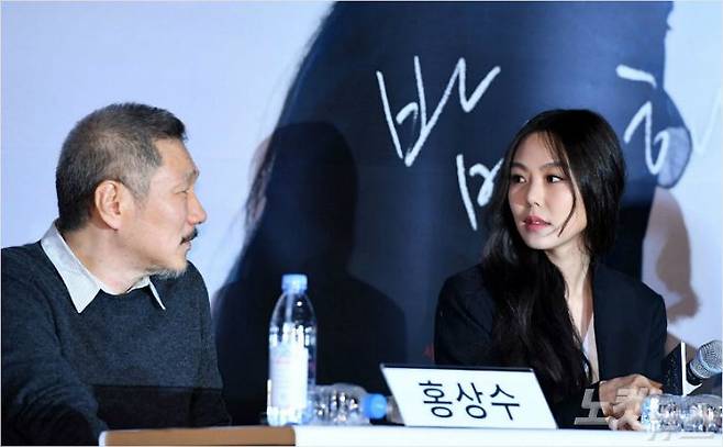 홍상수 감독(왼쪽)과 배우 김민희가 영화 '밤의 해변에서 혼자' (감독 홍상수) 언론시사회에 참석해 서로를 바라보고 있다. 이한형기자