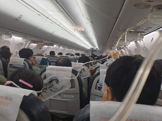 "승객들이 '산소마스크가 제대로 작동하지 않는 것 같다'고 소리쳤지만 승무원들은 산소마스크를 착용한 채 좌석에만 앉아있었다"고 탑승 승객 A씨는 당시의 긴박한 상황을 전했다. ⓒ탑승 승객 제공