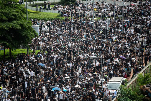 ‘범죄인 인도법안’에 반대하는 홍콩시민들이 12일(현지시간) 홍콩 입법회와 정부 청사 주변을 둘러싸고 있다.[AFPBB 제공]