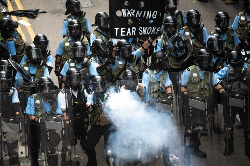 홍콩에서 ‘범죄인 인도 법안’ 반대 시위가 진행되는 가운데 경찰이 12일 최루탄과 고무탄 등을 동원해 시위대를 저지하고 있다[AFPBB 제공]
