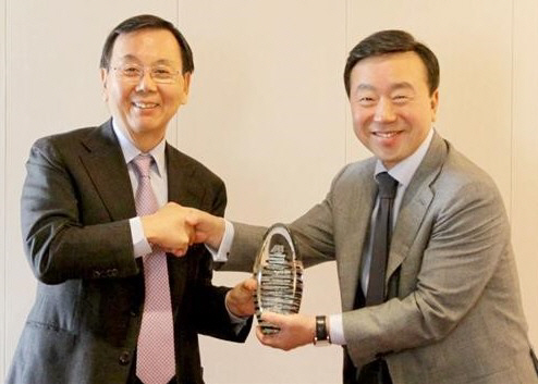 홍우식(오른쪽) 서울광고기획 대표가 지난 2013년3월 국제광고협회(IAA) 한국지부인 한국광고협회로부터 공로패를 받고 있다.(사진=연합뉴스)