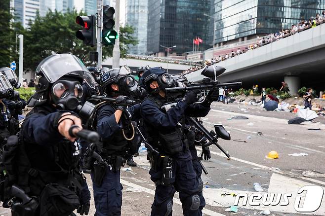 12일 홍콩 경찰이 시위대를 향해 고무총을 쏘고 있다.  © AFP=뉴스1