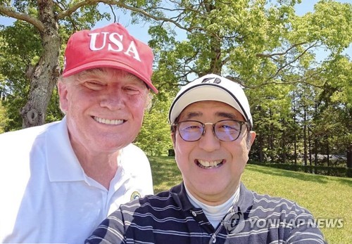 도널드 트럼프 미국 대통령과 아베 일본 총리가 5월 일본 수도권 지바(千葉)현 골프장에서 골프 라운딩을 한 뒤 촬영한 사진 [아베 신조 일본 총리 트위터 캡처]