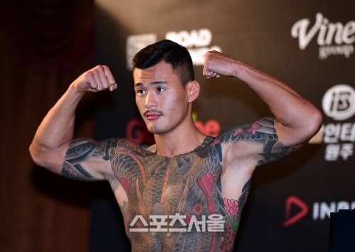 황인수가 계체에서 화려한 문신을 자랑하고 있다. 이주상기자 rainbow@sportsseoul.com