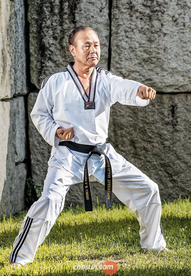 태권도 공인 8단의 앞지르기. 정순기 관장은 사범들이 만나고 싶어하는 사범으로 꼽힌다. 미국 버펄로에서 도장의 성공 모델을 만든 그는 “수련의 가치에 충실할수록 인성 교육이 되고 성인 수련생도 늘어난다”며 “한국 태권도장들이 종주국다운 모습을 회복하기를 희망한다”고 말했다. / 이신영 영상미디어 기자