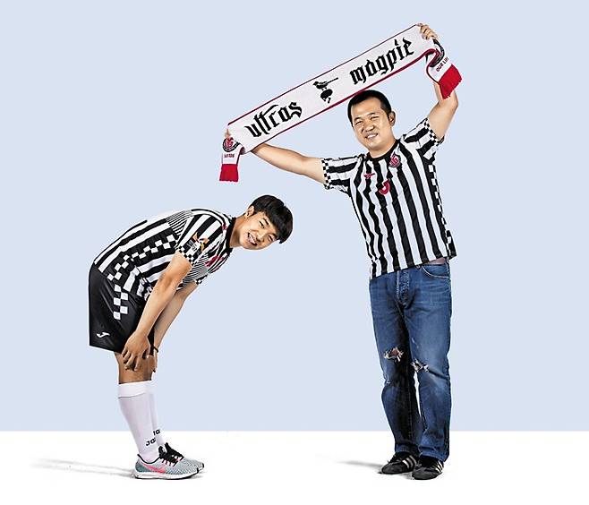 응원해주는 단 한 명의 팬과 그에 대한 고마움을 90도 인사로 표현하는 선수. 화제가 된 그 세리머니를 조선일보 스튜디오에서 재연했다. 라씨가 들고 있는 머플러 속 글자 ‘울트라스 맥파이(ultras magpie·축구 극성팬+고양시 상징인 까치)’는 고양시민축구단 서포터스 이름이다. /이신영 영상미디어 기자