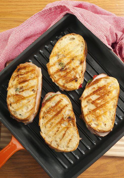 따뜻한 샌드위치는 벽돌과 같이 무거운 물건을 사용해 누르면서 구워야 맛과 질감을 살릴 수 있다. 게티이미지뱅크