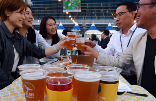 12일 밤 부산 해운대구 벡스코 야외광장에서 열린 ‘2019 부산수제맥주 페스티벌’을 찾은 시민들이 다양한 수제 맥주와 푸드트럭 음식을 즐기고 있다.