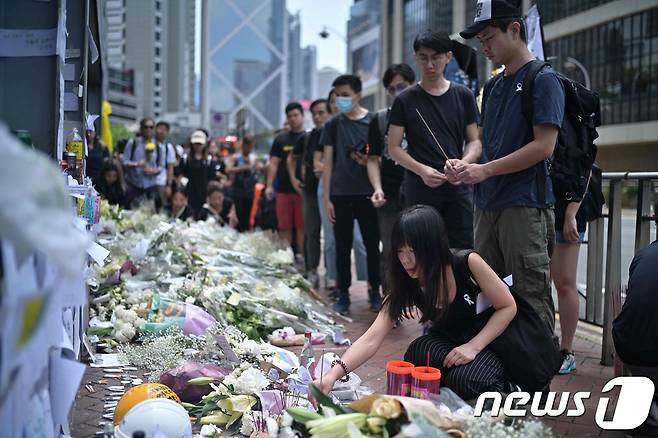 범죄인 인도법 개정에 반대해 시위를 벌이다 사망한 량모씨를 추모하는 홍콩 시민들. © AFP=뉴스1