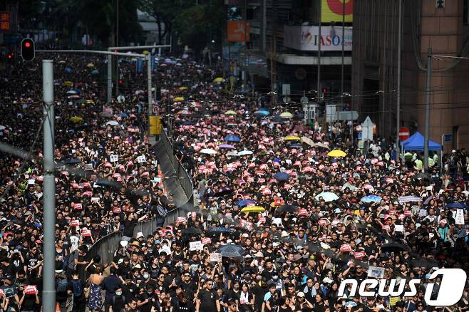 범죄인 인도 법안에 반대하며 대규모 집회를 하는 홍콩 시민들. © AFP=뉴스1