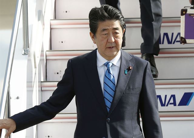 아베 신조 일본 총리가 2일간의 이란 방문 일정을 마치고 14일 도쿄 하네다공항으로 귀환하고 있다. 도쿄=AP 연합뉴스