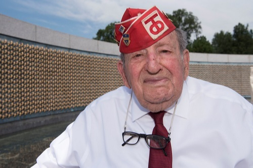 제2차 세계대전 참전용사인 유대계 미국인 로버트 레빈(94)이 최근 노르망디 상륙작전 75주년을 맞아 워싱턴 2차대전기념관을 방문해 기념촬영을 하고 있다. 미국 국방부 홈페이지