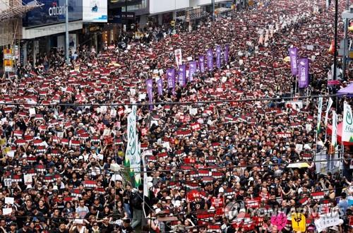 홍콩 도심 행진하는 시위대 [로이터=연합뉴스]