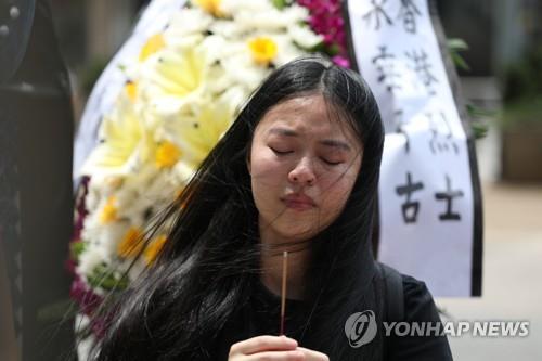 추락 사망자 추도하는 홍콩 시민 [로이터=연합뉴스]
