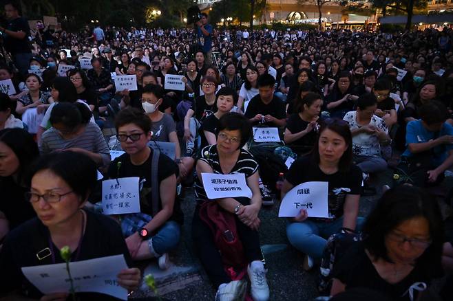 홍콩 시민들이 14일(현지시간) ‘범죄인 인도 법안(송환법)’ 반대 시위를 벌이고 있는 모습.  앞서 지난 12일엔 7명 중 1명 꼴인 103만명이 법안 반대 시위에 참여했다. 영국이 중국으로 홍콩을 반환했던 1997년 이후 최대 규모다.  (사진=AFP)