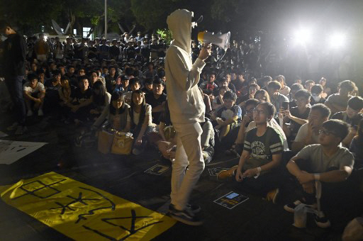 홍콩 정부의 ‘범죄인 인도 법안’의 입법을 막기 위해 14일(현지시간) 홍콩 학생들이 홍콩 도심에서 집회를 열고 있다.[AFPBB 제공]