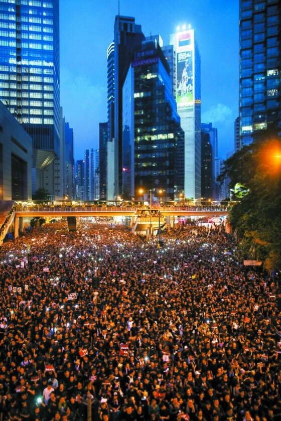 16일 홍콩 시민들이 '범죄인 인도법'에 반대하는 시위를 늦은 밤까지 벌였다. 집회 주최 측은 200만 명이 이날 집회에 참가했다고 주장했다. [EPA=연합뉴스]