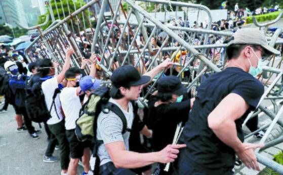 '범죄인 인도법' 반대에 나선 홍콩 시위대가 경찰의 진압 작전을 막기 위해 바리케이드를 치고 있다. [로이터=연합뉴스]