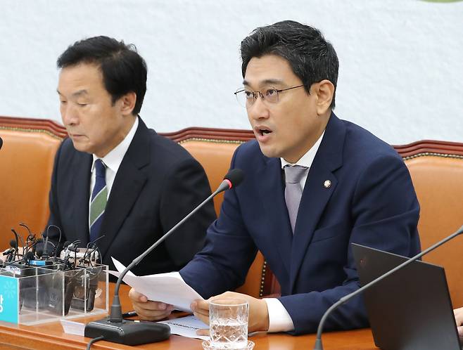 바른미래당 오신환 원내대표(오른쪽)가 17일 오전 국회에서 열린 최고위원회의에서 발언하고 있다. [연합]