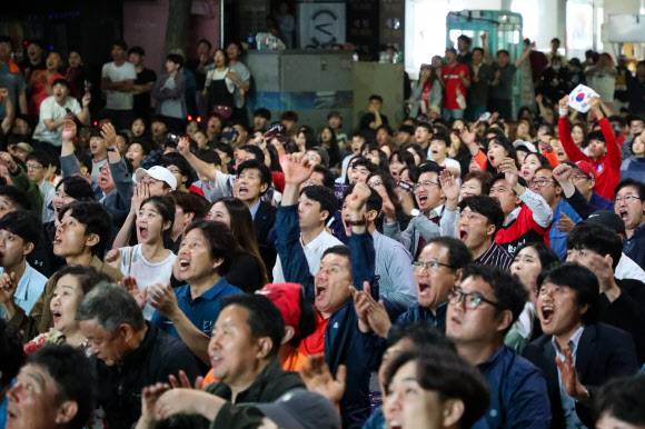 지방서도 “졌잘싸 대한민국” - 2만 5000여명의 시민이 대전 중앙로 왕복 6차로를 가득 메우고 거리 응원을 펼치던 도중 전반 4분 이강인의 선취골이 나오자 일제히 환호하는 모습.대전시 제공 지방서도 “졌잘싸 대한민국” - 2만 5000여명의 시민이 대전 중앙로 왕복 6차로를 가득 메우고 거리 응원을 펼치던 도중 전반 4분 이강인의 선취골이 나오자 일제히 환호하는 모습.대전시 제공