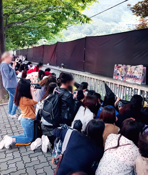 15일 부산 아시아드 보조경기장에서 방탄소년단의 팬미팅이 열린 가운데 일부 팬들이 인근 도로변에서 행사장을 엿보고 있다. 사진제공｜부산경찰청