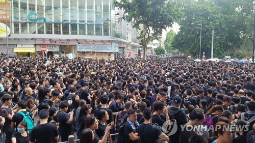홍콩 도심 가득 메운 '송환법 반대' 검은 시위대 (홍콩=연합뉴스) 안승섭 특파원 = 16일(현지시간) 홍콩 빅토리아 공원 인근에서 '범죄인 인도 법안'(일명 송환법)에 반대하는 시민들이 행진을 벌이고 있다.      이날 검은 옷을 입고 집회에 참가한 시민들은 지난 12일 시위 때 경찰의 강경 진압을 규탄했다. 홍콩 언론은 이날 시위 참여 인원이 100만 명을 넘은 것으로 추산했다. 2019.6.16 ssahn@yna.co.kr