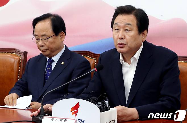 김무성 자유한국당 의원(오른쪽)© News1 박정호 기자