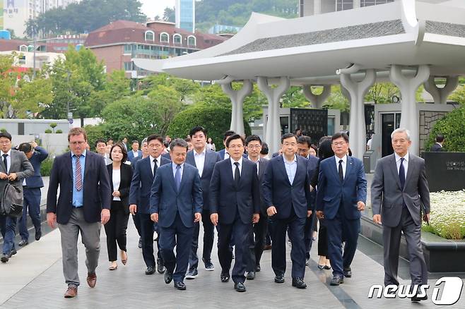 황교안 자유한국당 대표가 18일 오후 부산 남구 UN공원을 방문해 참배하고 있다. 2019.6.18/뉴스1 © News1 박기범 기자