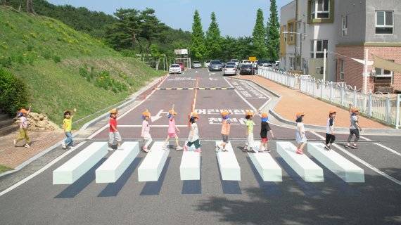 울산지방경찰청 내에 설치된 3D 트릭아트 입체 횡단보도 위를 어린이들이 지나가고 있다. 횡단보도가 공중에 떠있는 모양이다. /사진=울산지방경찰청 제공