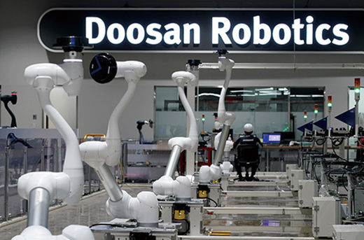 두산로보틱스 수원 본사 내 공장에서 협동 로봇들이 테스트 라인에 서 있다.