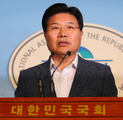 한국당 탈당한 홍문종 의원 -“탄핵에 대해 남 보듯… 지금 황 대표 체제로는 보수를 아우를 수 없어”