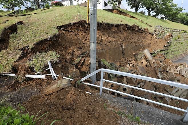 19일 밤 발생한 지진으로 일본 니가타현 무라카미시의 언덕이 지진으로 인해 무너져내렸다. /사진=AFP