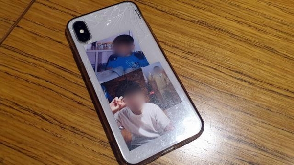 ‘광주 10대 폭행 살해’ 피해자 누나 A(23)씨의 휴대폰 뒷면 케이스에 꽂혀 있는 B(19)군의 사진 3장. /대구=박소정 기자