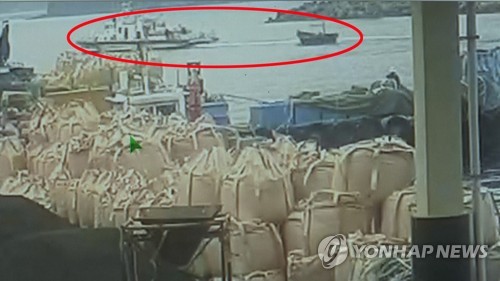 예인되는 북한 목선 (삼척=연합뉴스) 지난 15일 북한 선원 4명이 탄 소형 목선이 삼척항 내항까지 진입해 선원들이 배를 정박시키고, 해경에 의해 예인되는 과정이 담긴 폐쇄회로(CC)TV가 19일 확인됐다. 사진은 해경에 의해 예인되는 북한 목선 모습. 2019.6.19 [삼척항 인근 폐쇄회로(CC)TV 영상 갈무리. 재판매 및 DB 금지] conanys@yna.co.kr